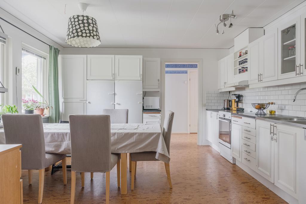 Ljust och stilrent kök mer plats för stort matbord