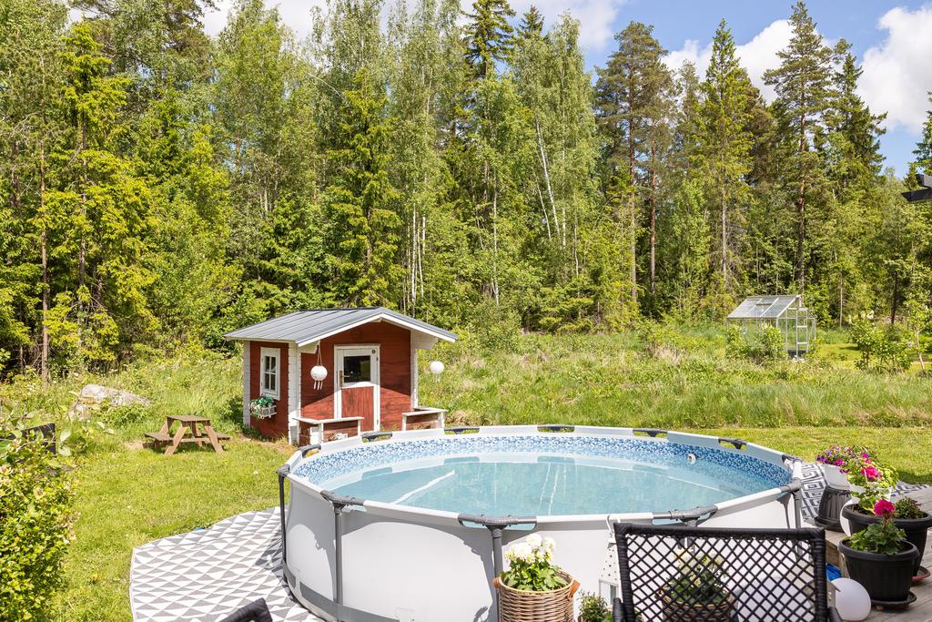 Lekstuga och pool