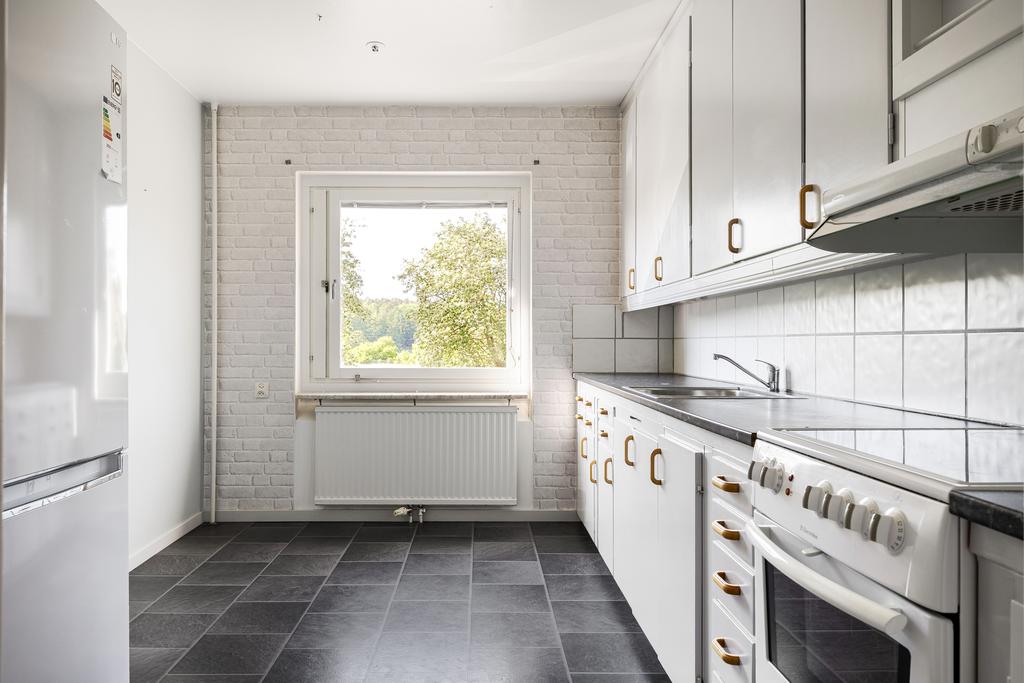 Kök med utrymme för matplats vid fönstret