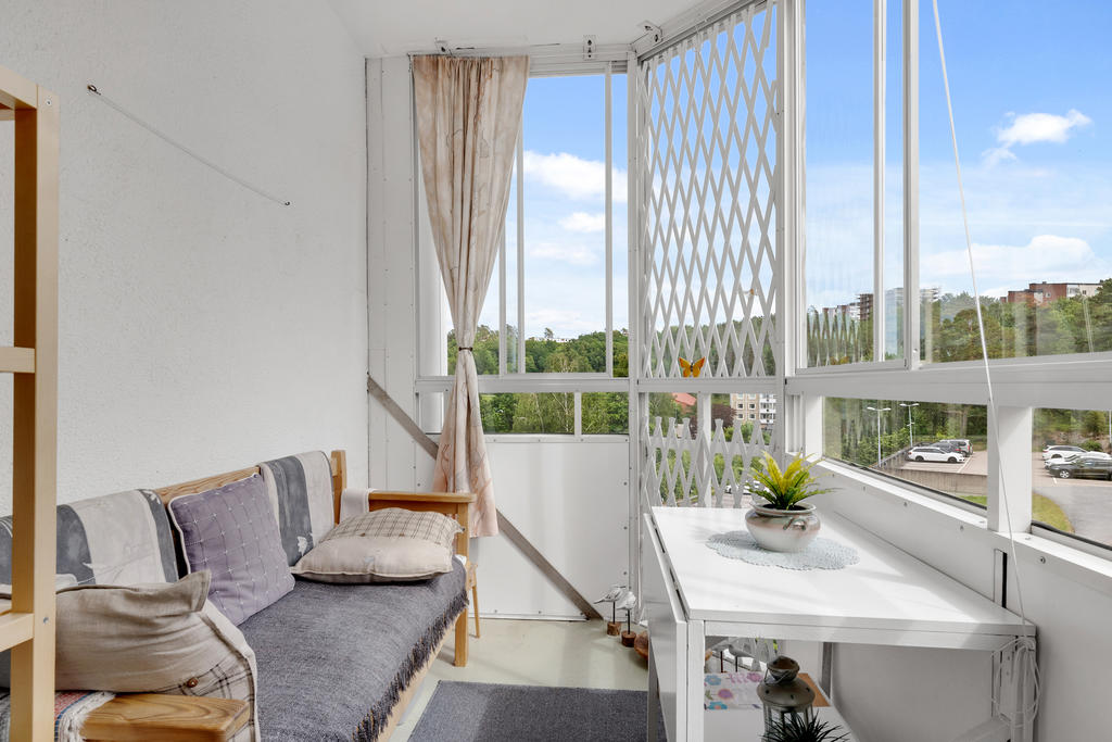 Inglasad balkong, en perfekt plats för avkoppling där ni kan njuta av soliga dagar och ljumna sommarkvällar långt in på de sena timmarna