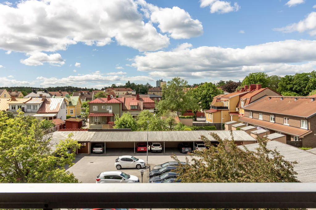 Stor balkong med bra utsikt över parkerna och takåsarna på Söder