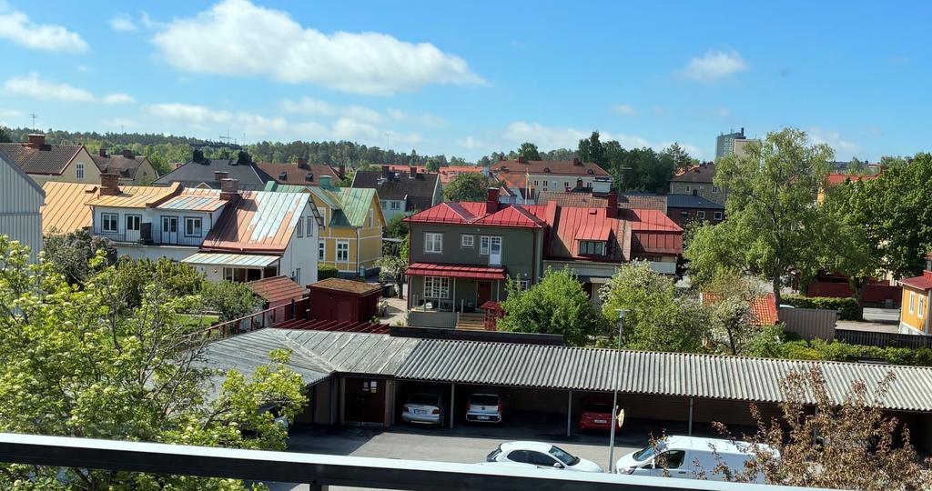 Stor balkong med härlig utsikt över Söders takåsar! Bästa solläge!