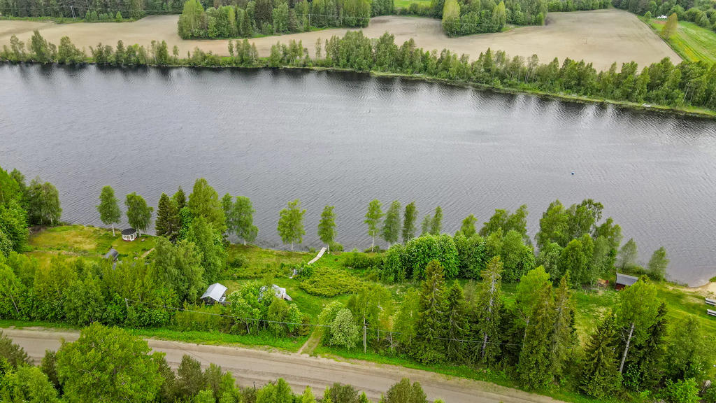 Från ovan - badstranden till höger