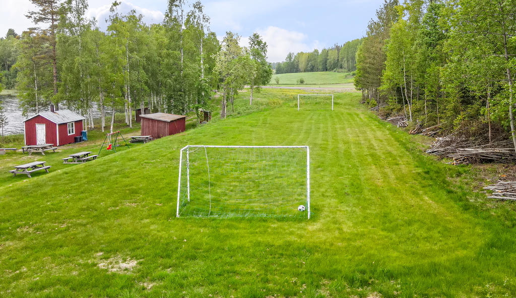 Fotbollsplan ovanför badplatsen