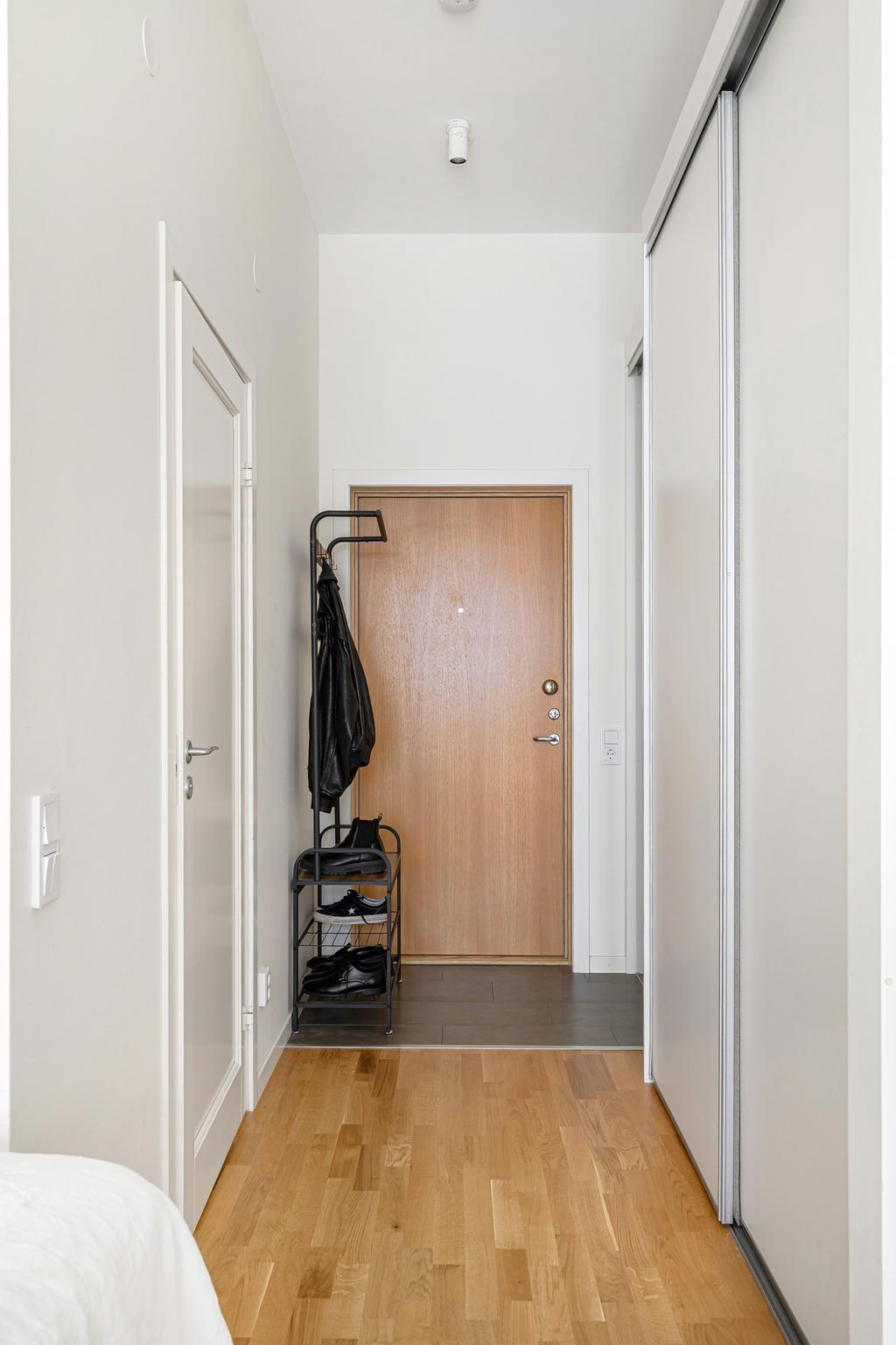 Hall med klinker innanför dörren