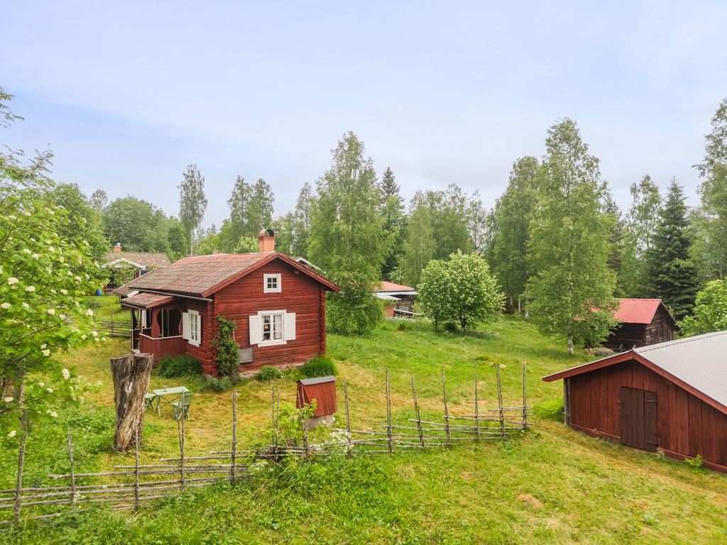 Den traditionella timrade fäbodstugan har anor från mitten av 1800-talet och har gått i arv inom samma släkt i generationer.