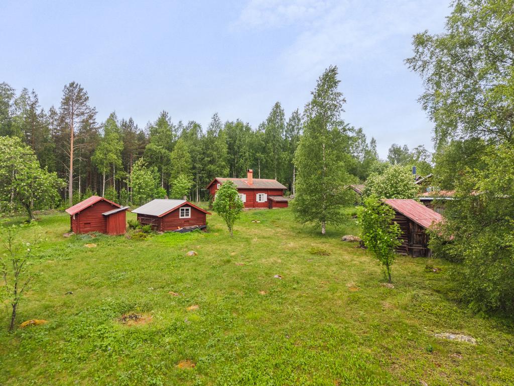 På gården finns flera klassiska ekonomibyggnader såsom ladugård, stall, lada, vedbod, jordkällare och utedass