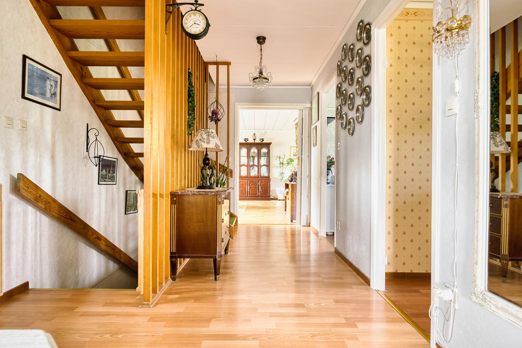 Hall vy mot vardagsrum