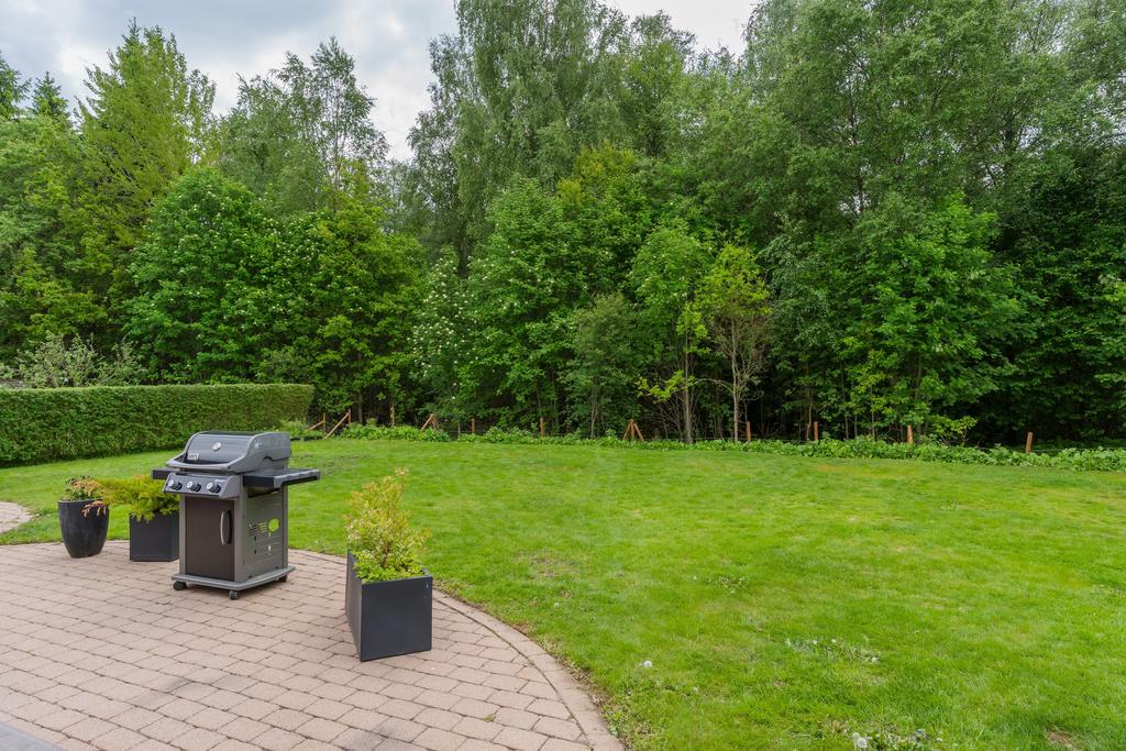 Tomten angränsar till skogen