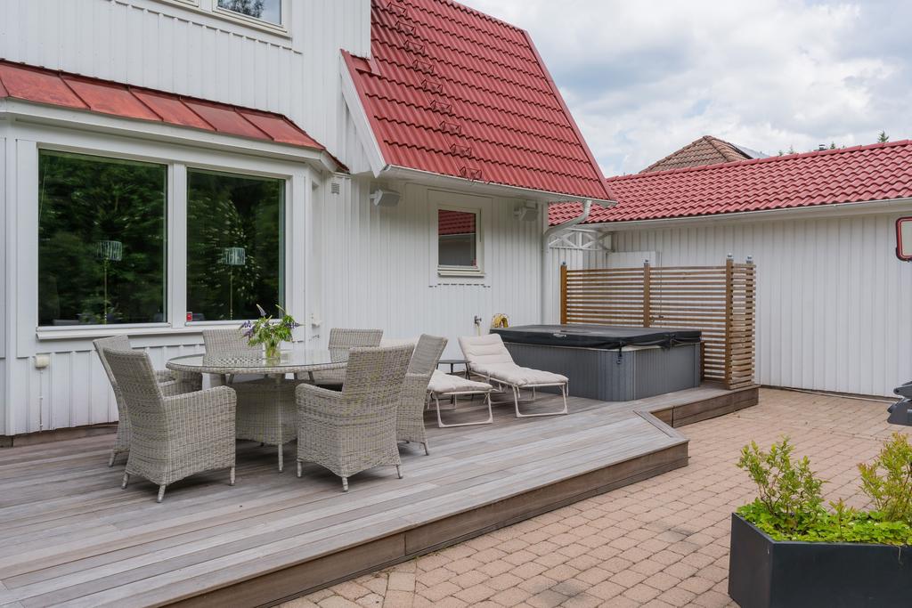 Trevlig insyssnskyddad altan på husets baksida med jacuzzi