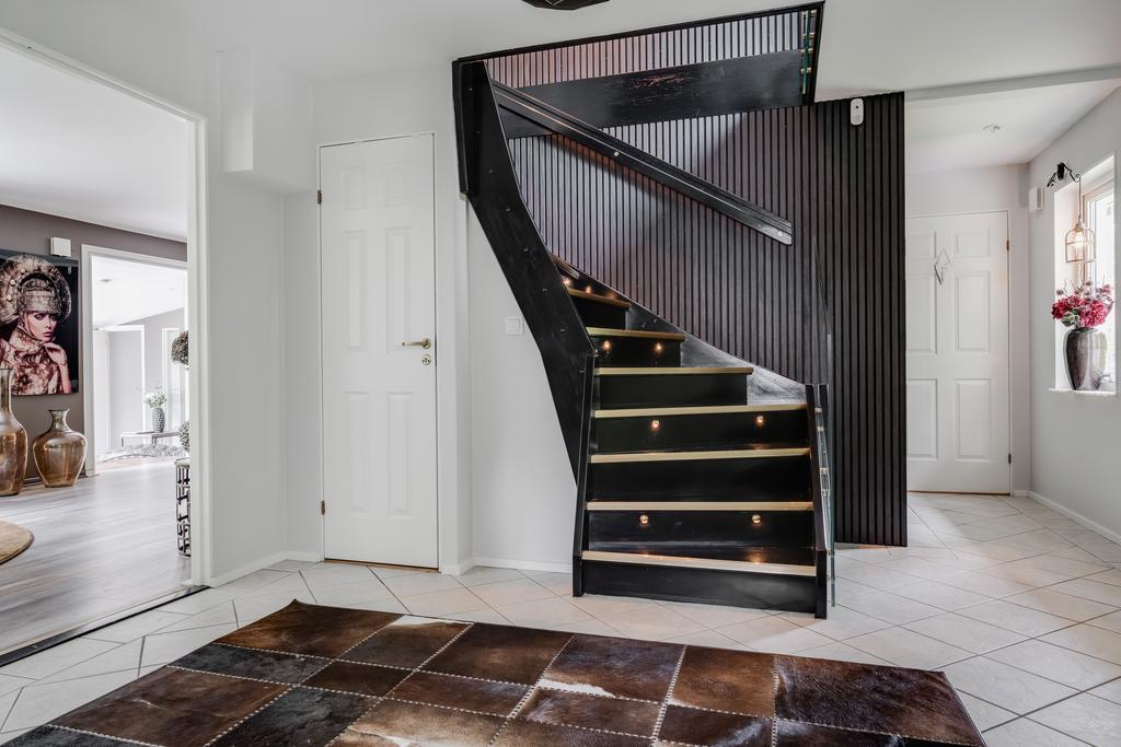 Hall med trappa upp till övre plan
