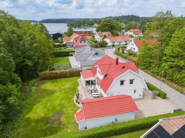 Välskött villa med garage och insynsskyddad tomt.