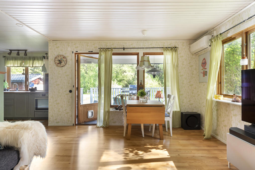 Vid matplatsen finns utgång till husets veranda. 