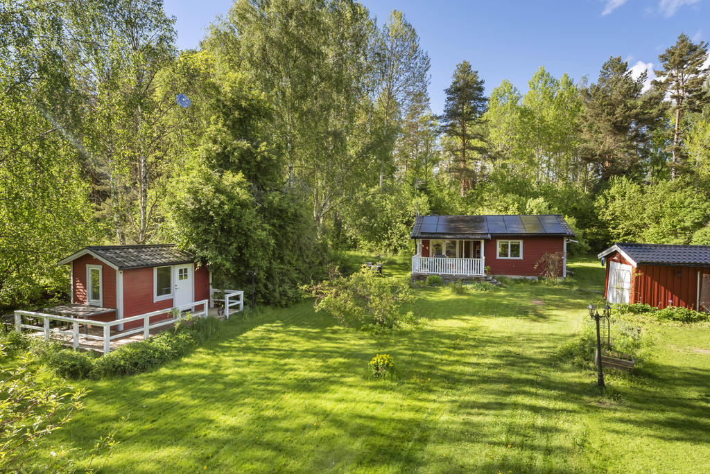 På tomten finns även gäststuga och ett garage/förråd.