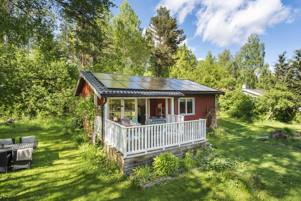 Välkommen till Sjöbrisvägen 13 som har solceller på taket. 