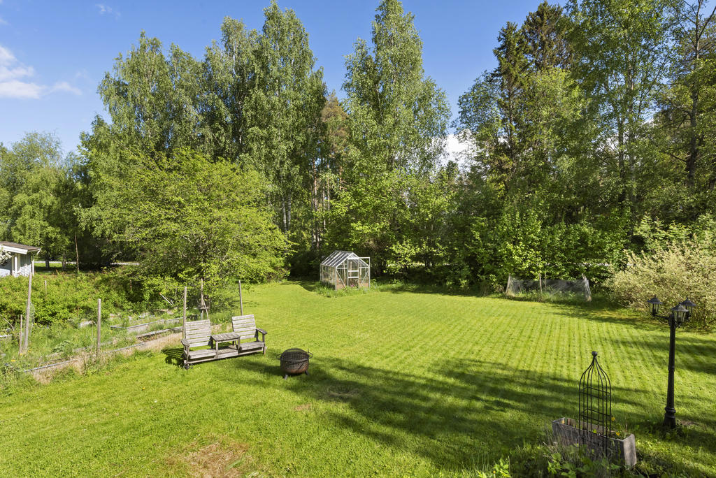 Stor tomt för odling, avkoppling och lek.