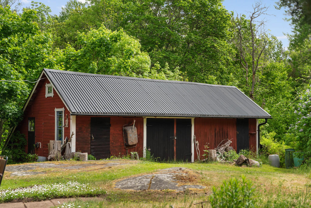 Sidobyggnad med flertalet förråd.