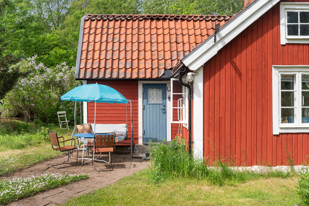 Fin uteplats vid ingången till torpet. 