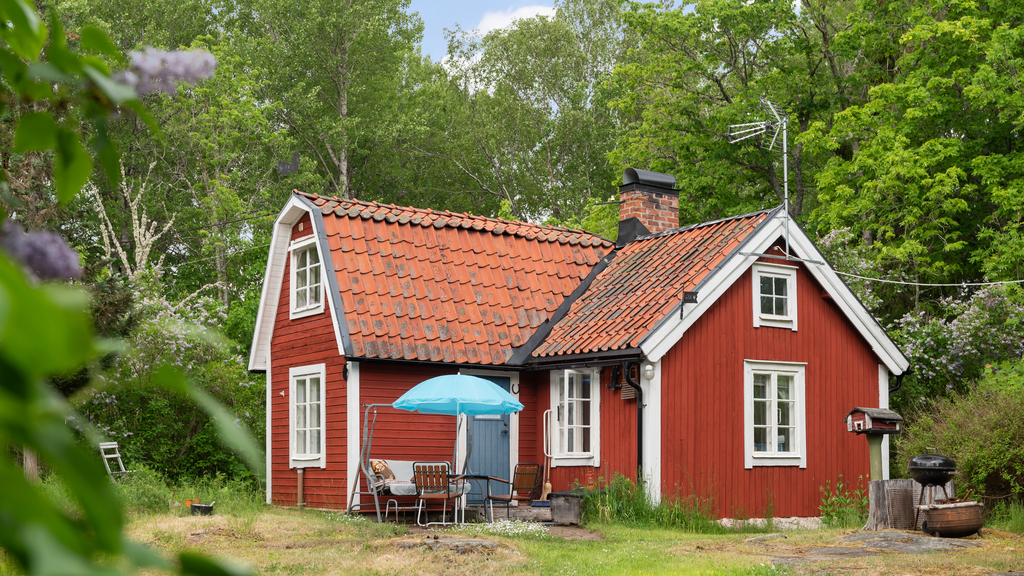 Ett rött litet torp i slutet av vägen. 