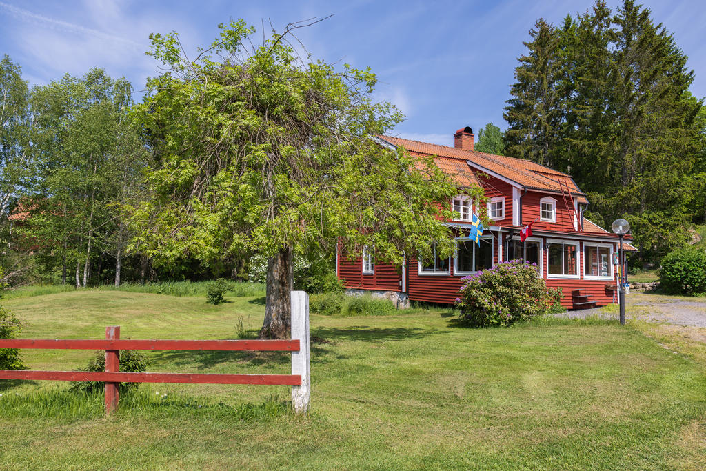 Fastigheten är belägen i ett rofyllt läge, långt från buller och vardagsstress