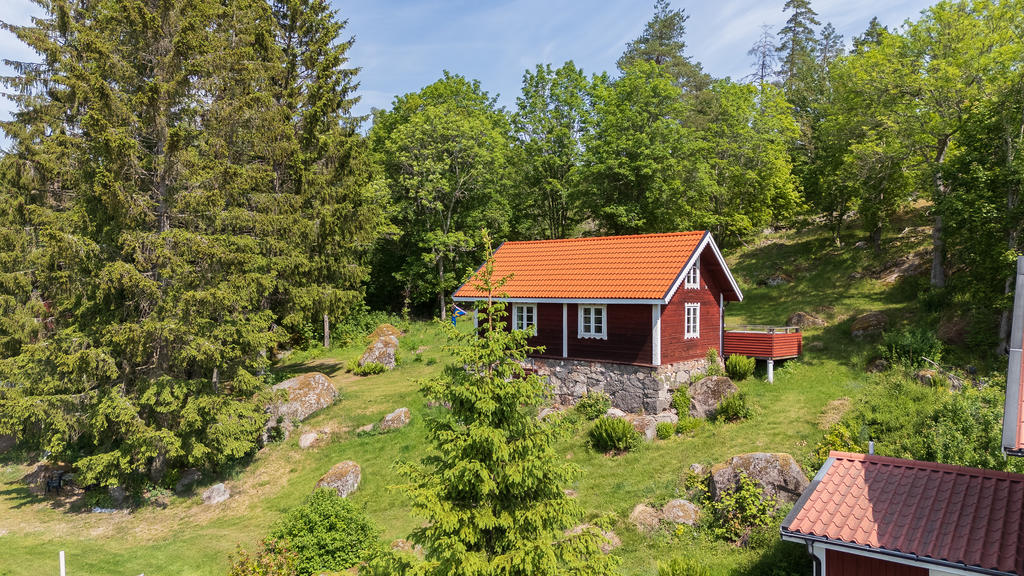 På fastigheten finns även ett fullt utrustat gästhus, perfekt för familj och vänner eller som en möjlighet till uthyrning.