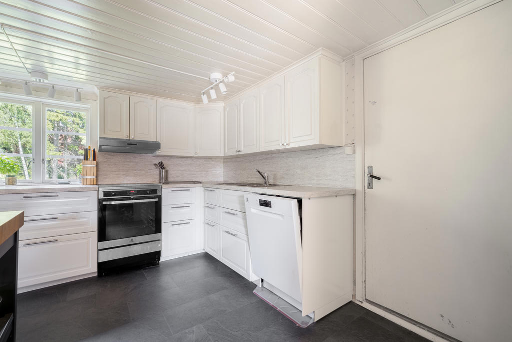 Utrustat med vedspis, spis, fläkt, kyl/frys samt diskmaskin