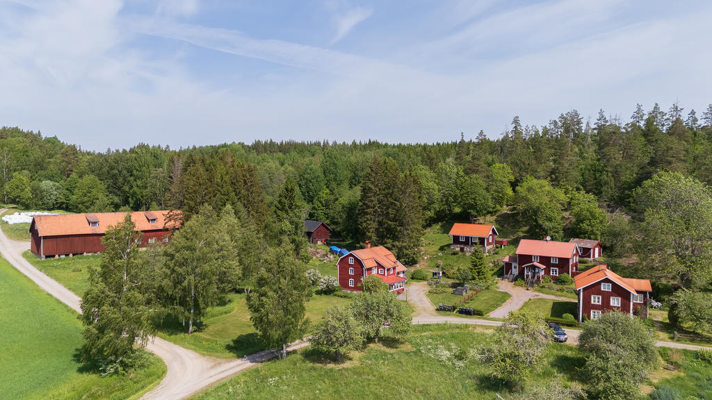 Här bor du naturnära och ostört i en harmonisk miljö med goda möjligheter att skapa ditt eget paradis