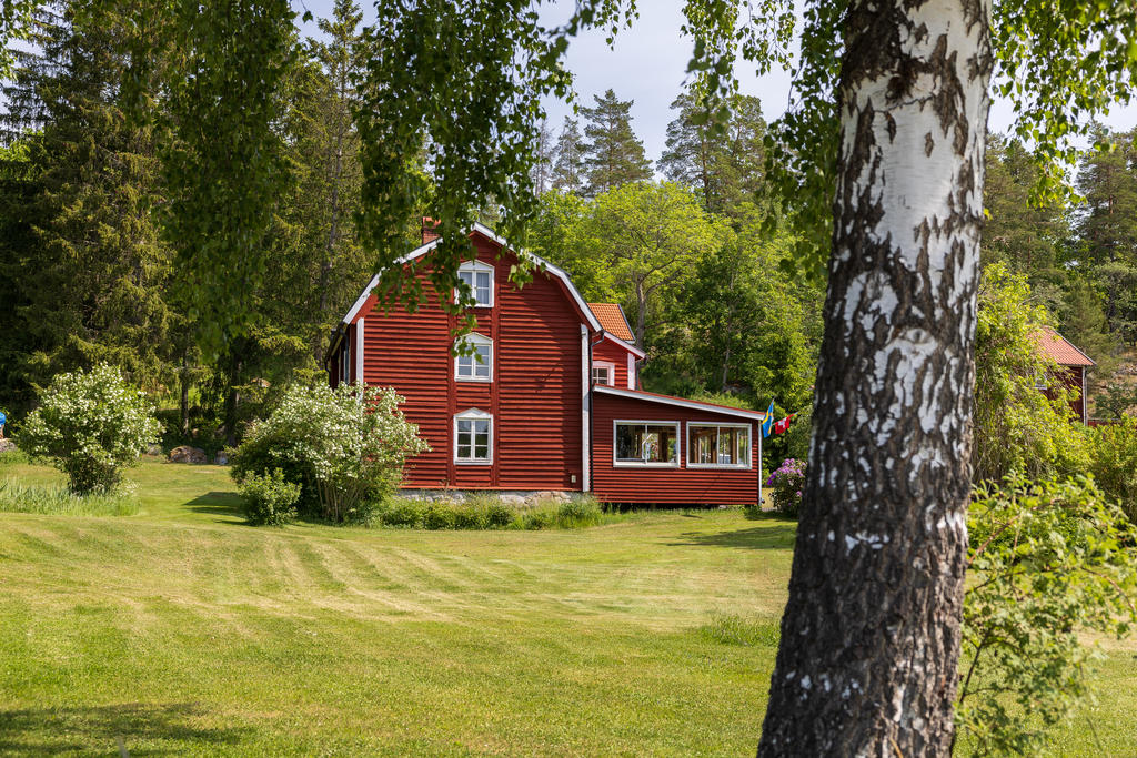 Den generösa tomten om 4 879 kvm erbjuder gott om utrymme för odling, hobbyverksamhet eller avkoppling i naturskön miljö