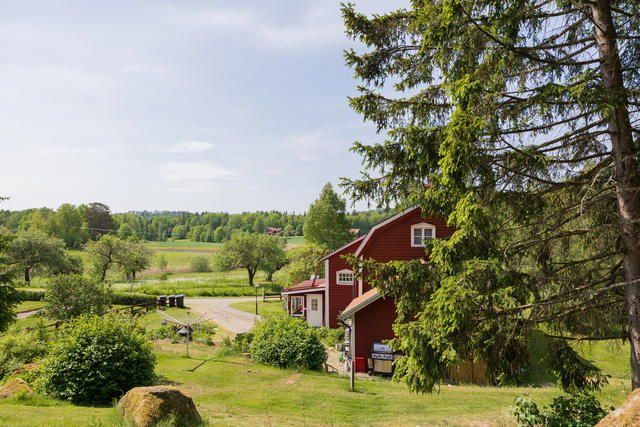 Välkommen till denna idylliska fastighet där lugnet, naturen och livskvalitén står i centrum