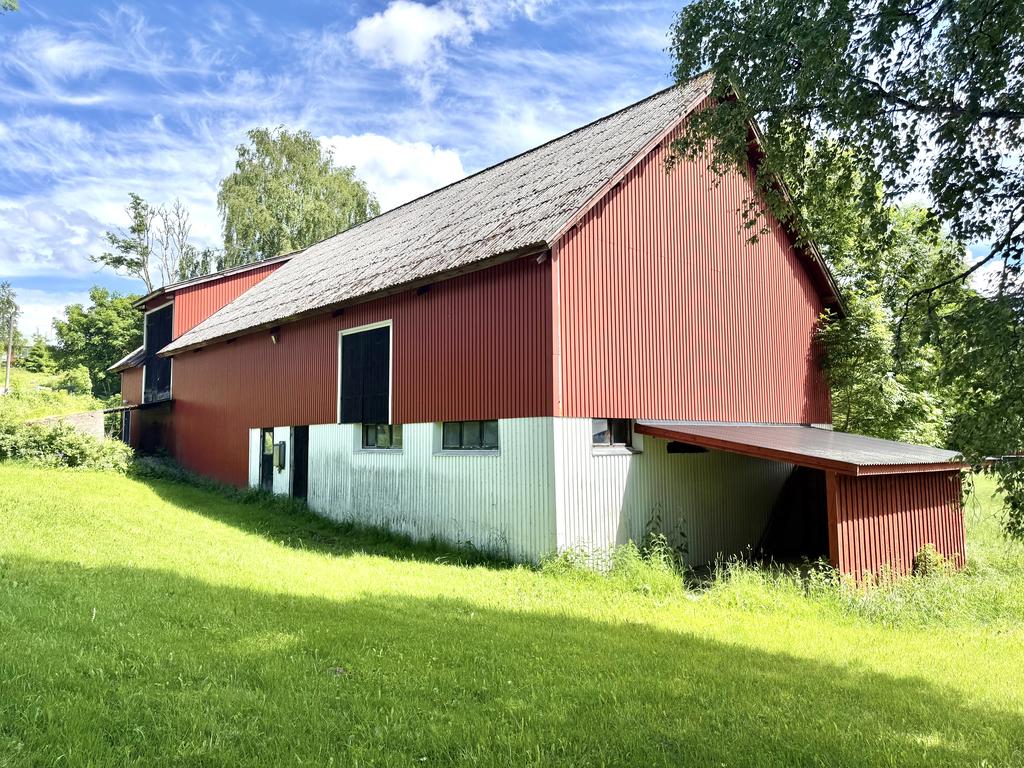 Gedigen ladugård med bl.a. förvaringsutrymmen och jaktstuga