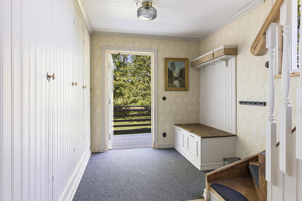 Hall med praktisk förvaring