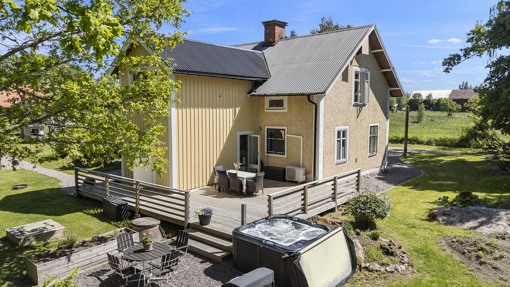 Härlig baksida med altan