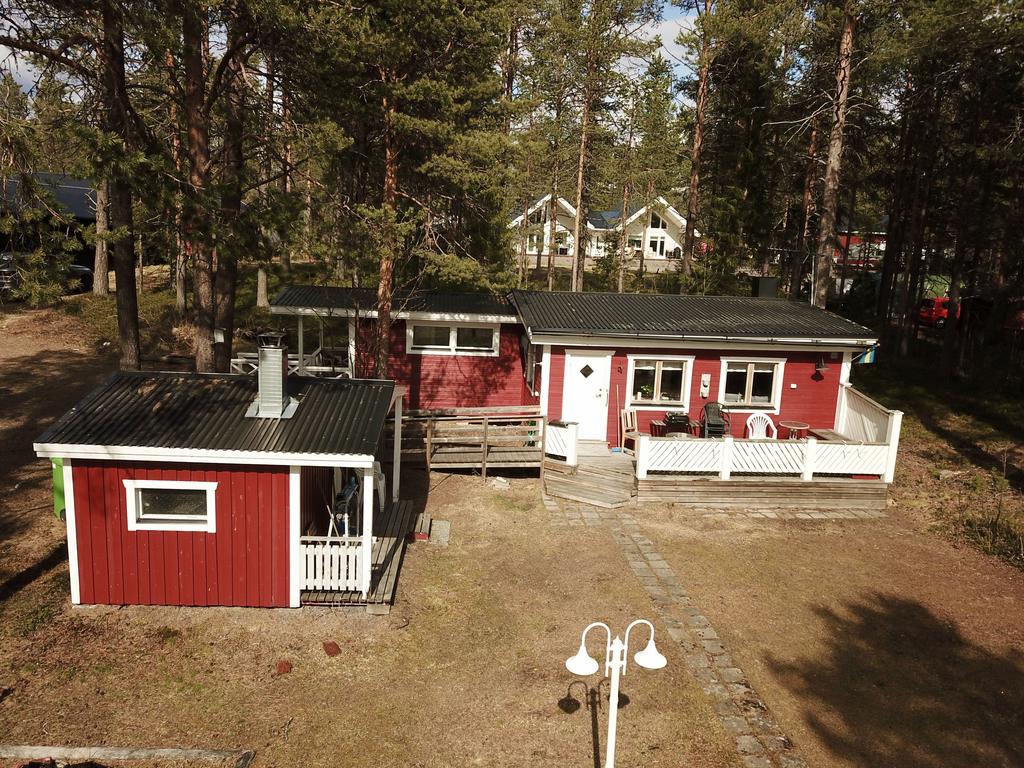 Huvudstuga samt bastun