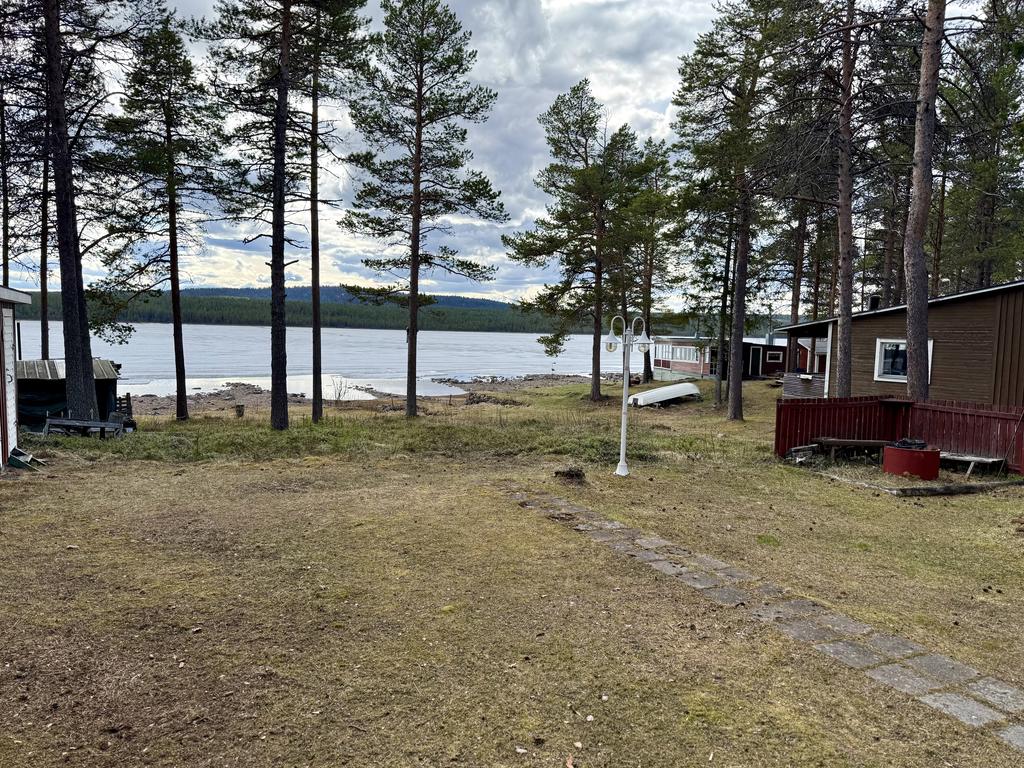 Vy ner mot stranden