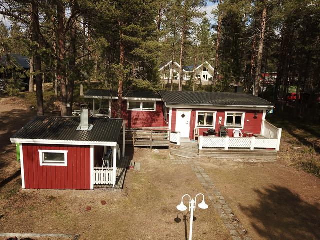 Huvudstuga samt bastun