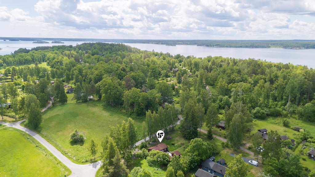 Området är lugnt och barnvänligt med närhet till skogsstigar, naturupplevelser och badplatser på bekvämt gångavstånd