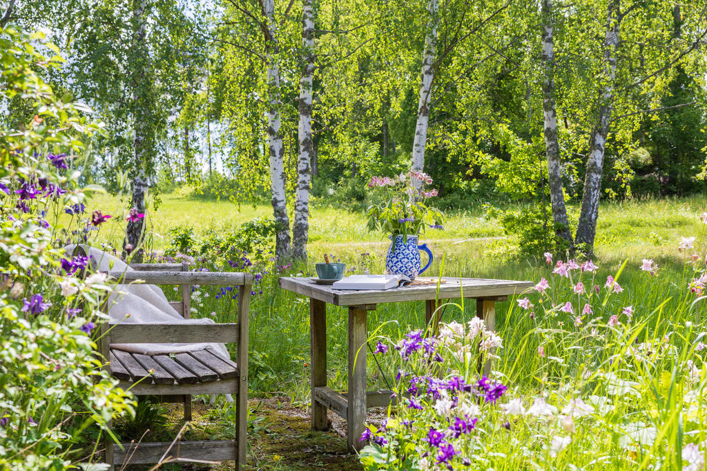 Här får du ett trivsamt fritidsboende i havsnära och natursköna omgivningar – en riktig sommaridyll!