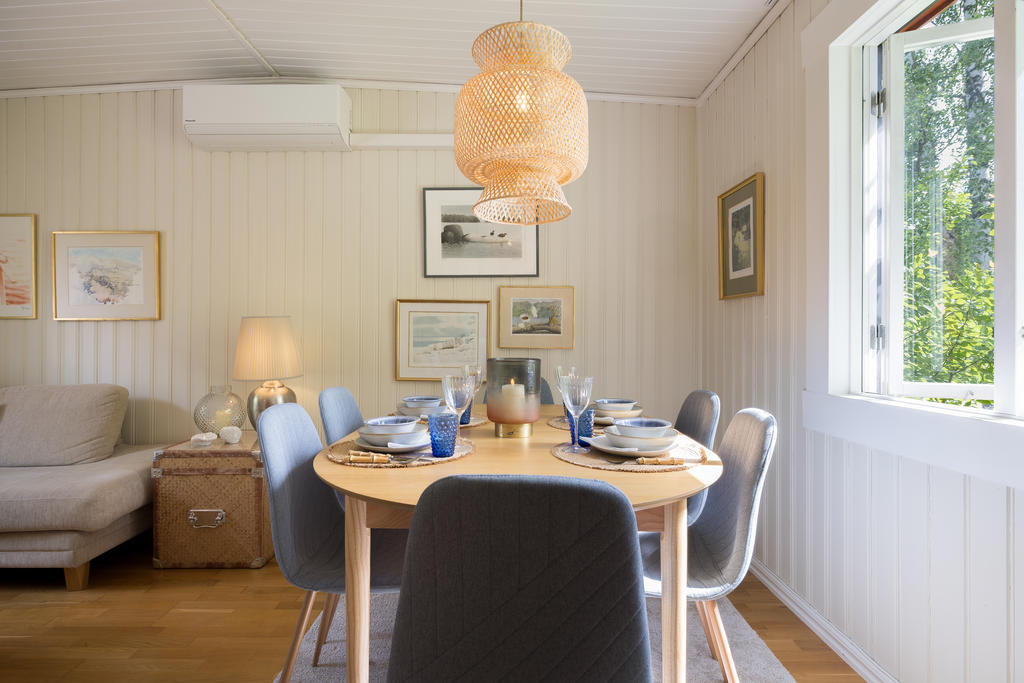Vardagsrum med plats för matbord och soffa