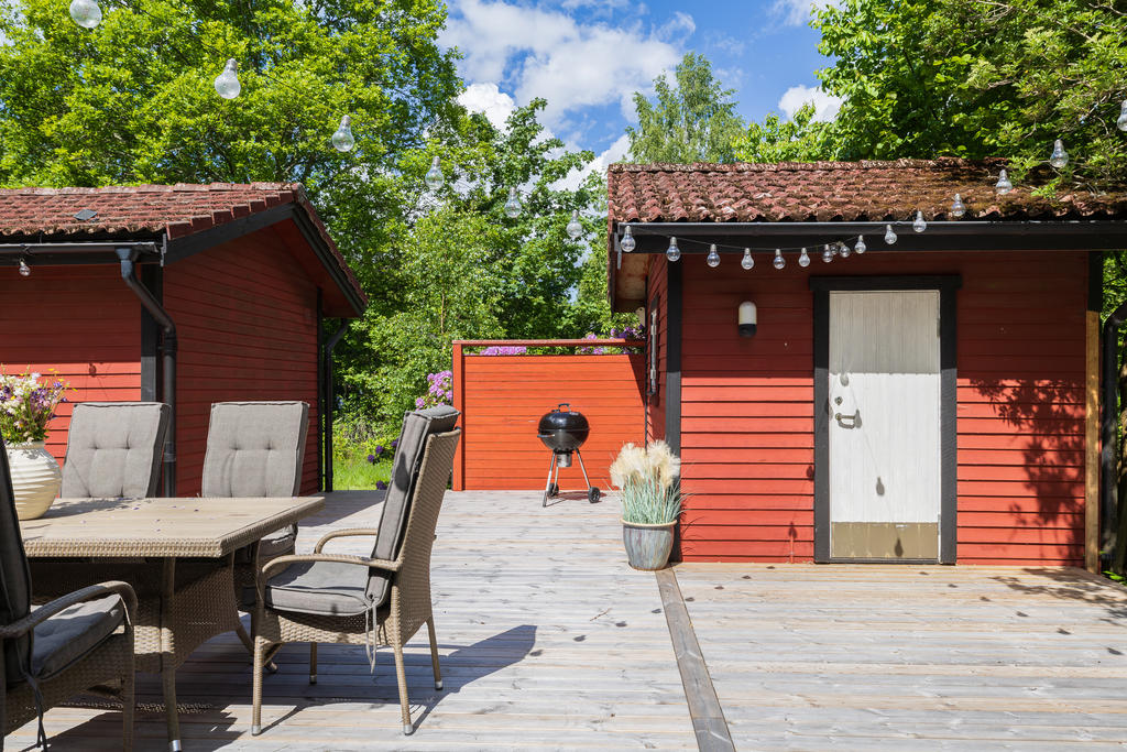 På fastigheten finns även praktisk förrådsbod för förvaring av trädgårdsredskap, fritidsutrustning och annat som hör sommarlivet till