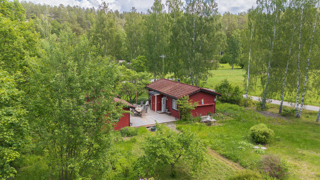 Tomten är generös och inbjuder till både lek, odling och avkoppling.