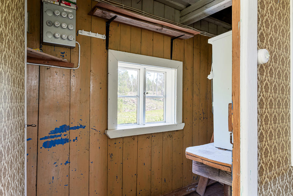 Inre hall med fönster och stege upp till loftet