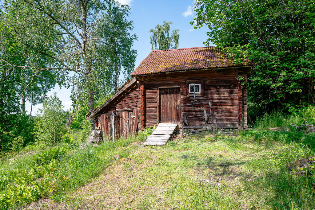 Ett av de gamla uthusen - för länge sedan huserade kor här