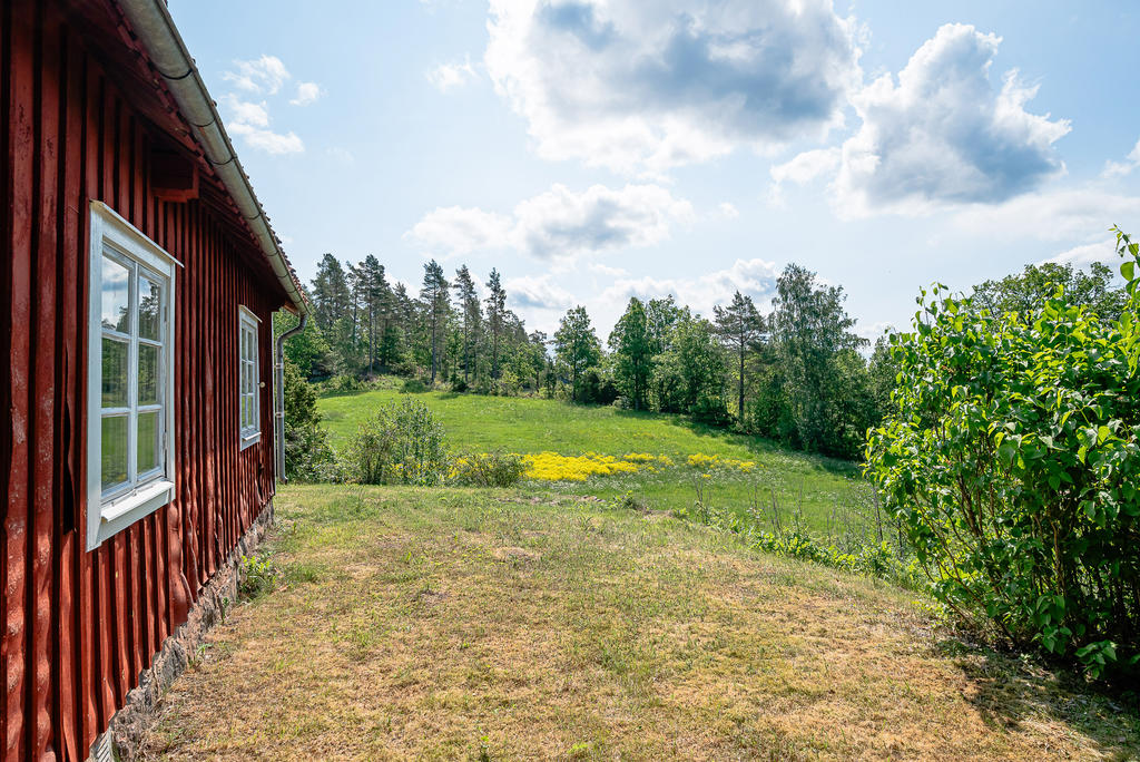 Den högt belägna tomten gränsar mot åkerlandskap och skog