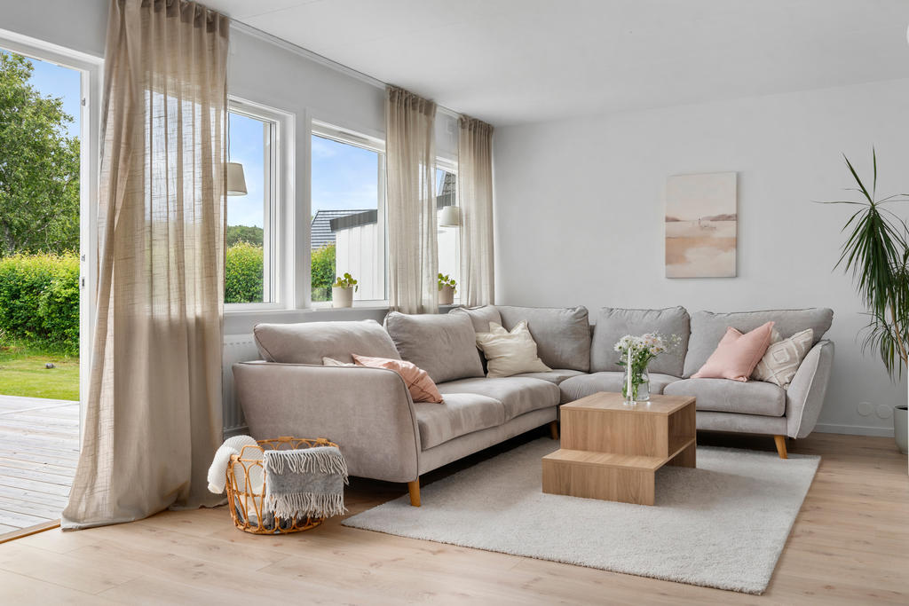 Plats för soffgruppen och med utgång till altanen