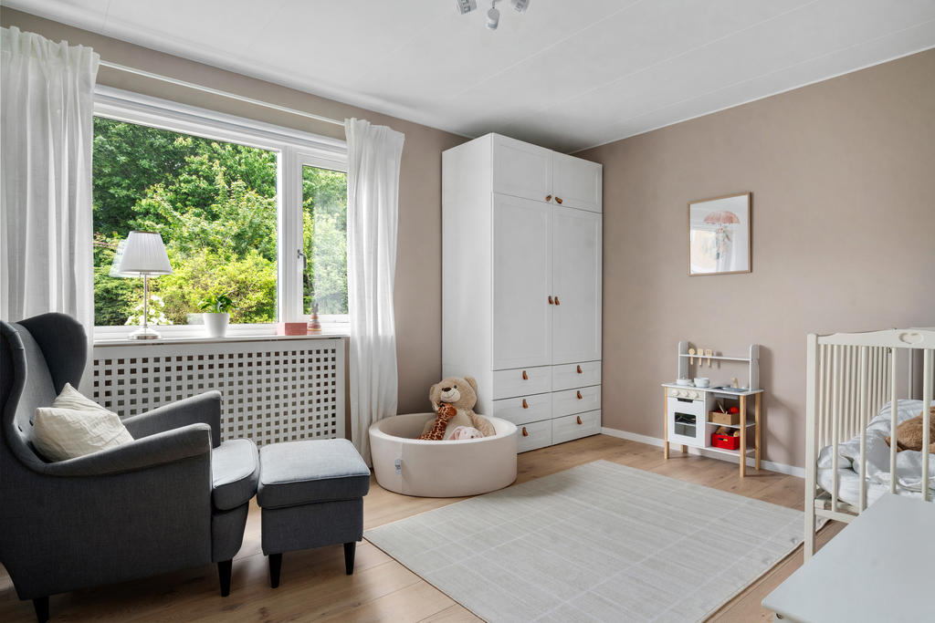 Sovrum två med plats för säng och skrivbord