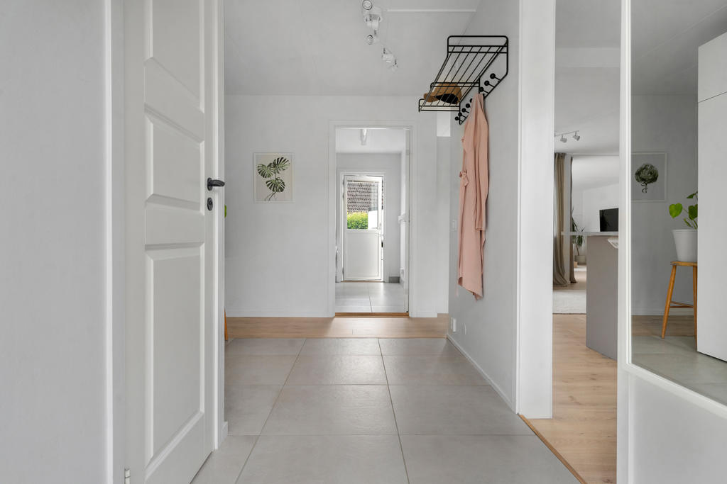 Rymlig hall med plats för klädförvaring