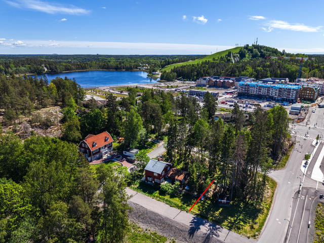 Tomtgränsen är ca, du uppmanas att kontrollera gränspinnar som är utsatta. 