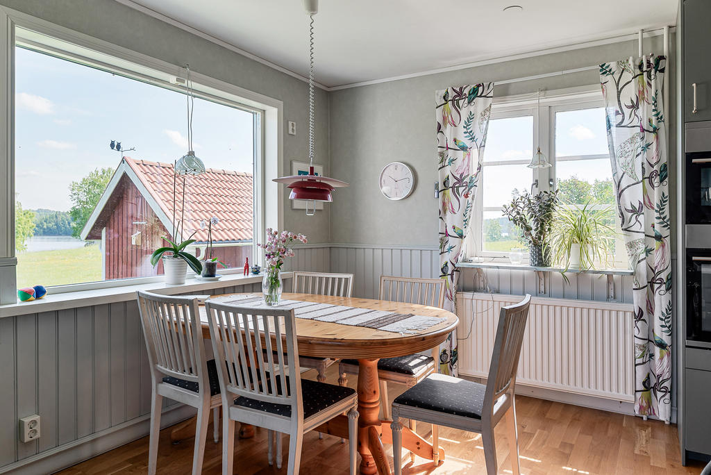 Matplats med utsikt över sjön