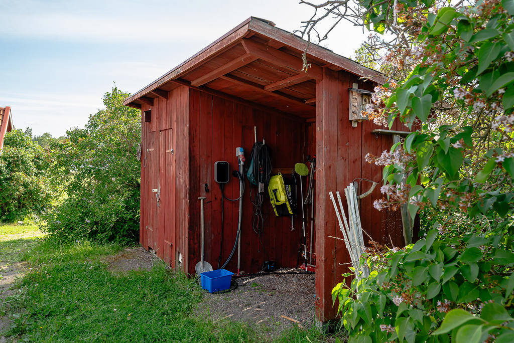 Förrådsbod med elbilsladdare