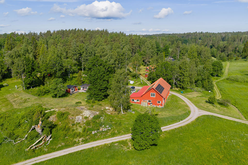 Lada med solceller, garage och de två sommarstugorna